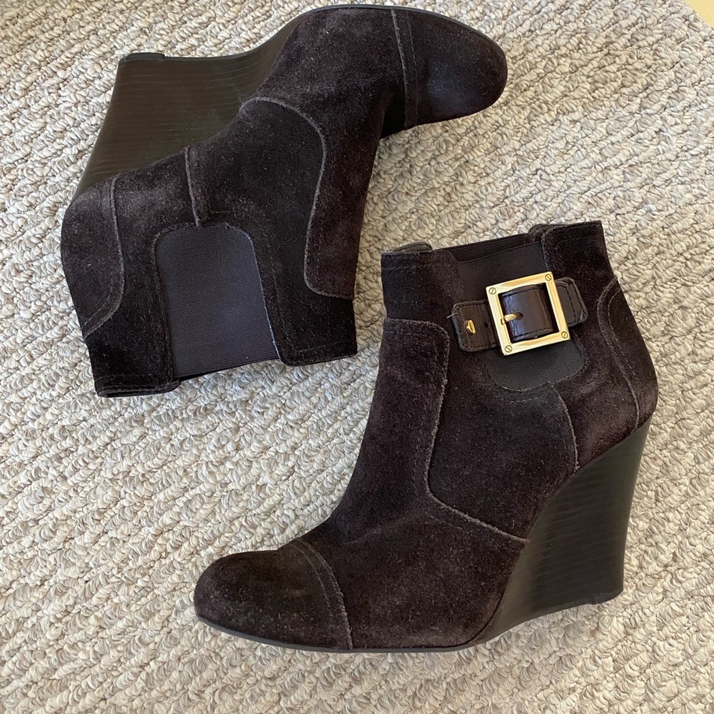 TORY BURCH BROWN SUEDE DEANNA WEDGE BOOTIES 10M